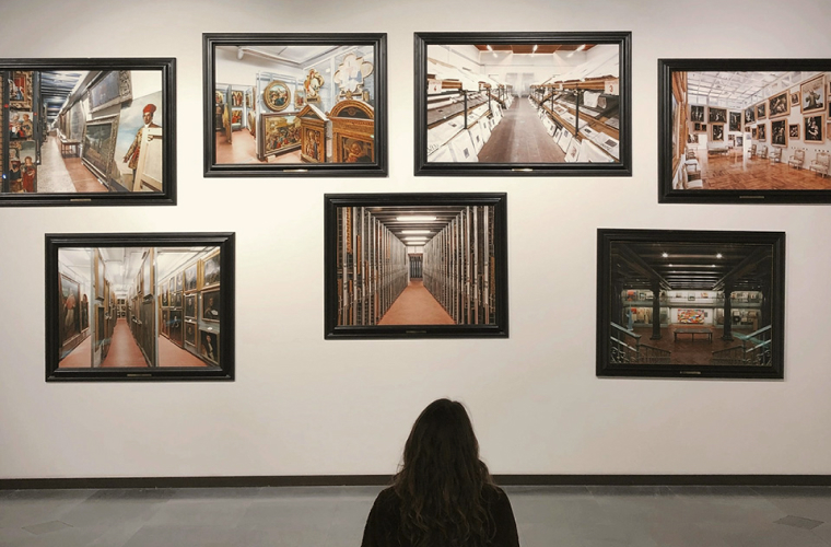 絵画を眺める女性