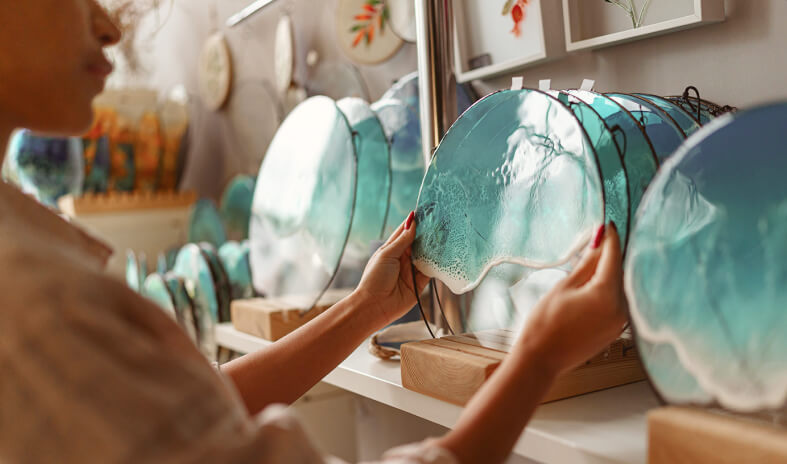 お土産を選んでいる女性